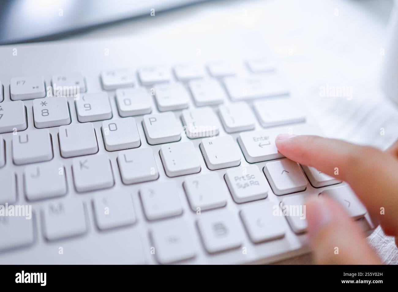 Mains de femme d'affaires Index doigt appuyant sur le bouton entrée sur le clavier de l'ordinateur Banque D'Images
