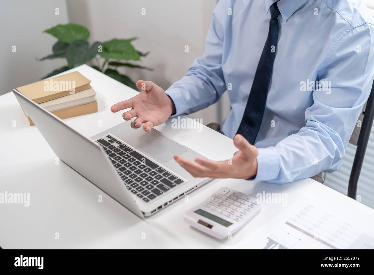 Appel vidéo des personnes en ligne réunion avec le groupe de partenaires commerciaux démarrer une nouvelle téléconférence de style de vie normal. Femme heureuse utilisant un ordinateur portable pour appel vidéo Banque D'Images