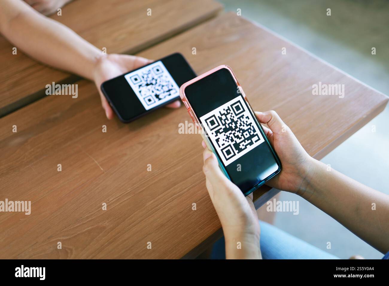 Paiement par code QR. Portefeuille électronique. Femme scannant le code QR concept de technologie d'achat en ligne cashless Banque D'Images