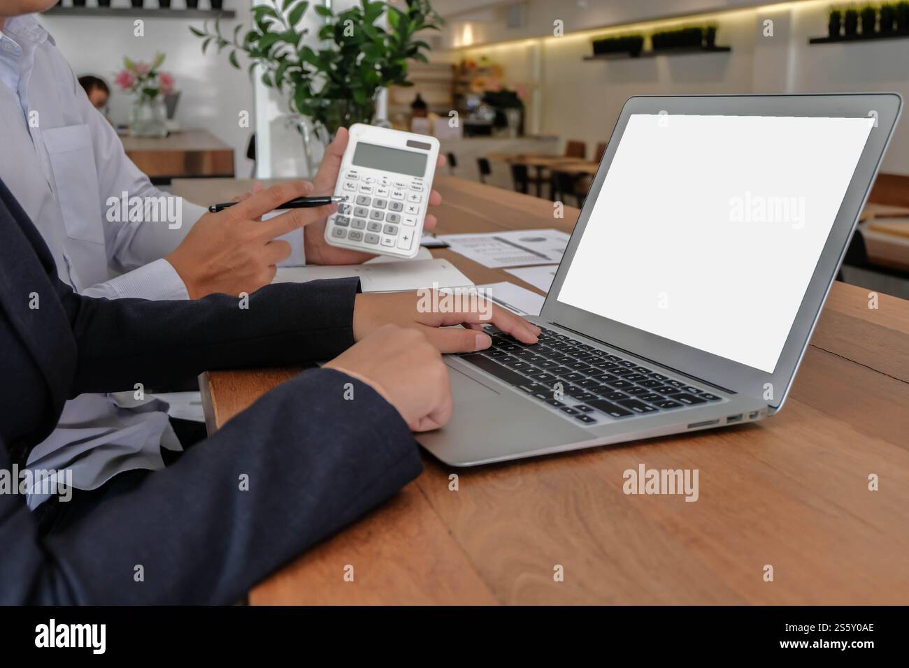 Homme d'affaires comptable analyse des risques d'investissement. Économiser de l'argent pour le trading boursier avec calculatrice. Comptabilité Banque D'Images