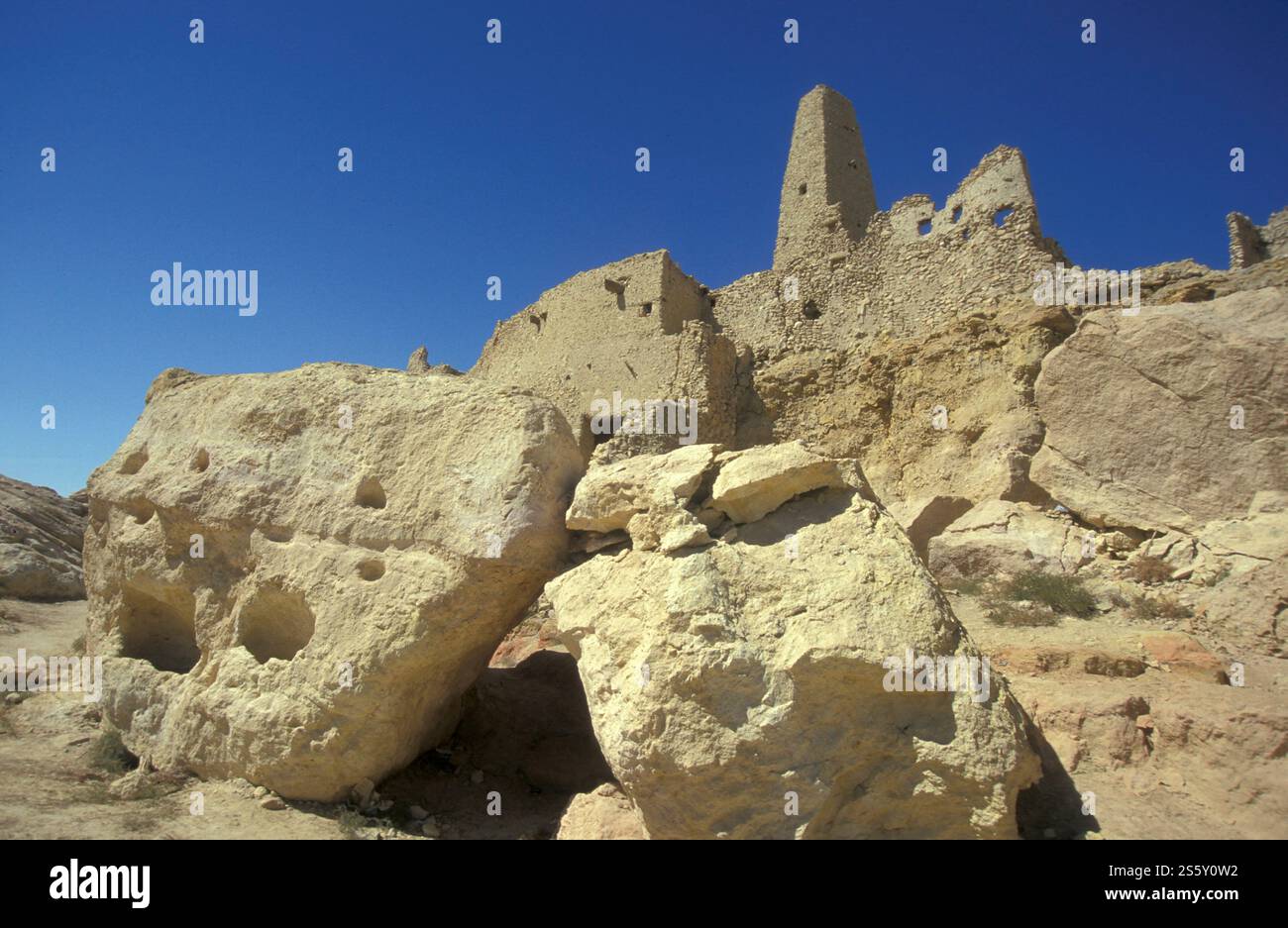 Les ruines d'un ancien temple à l'ancien village de Siwa en Libye ou désert d'Egypte en Afrique du Nord. Égypte, Siwa, mars 2000. AFRIQUE ÉGYPTE Banque D'Images