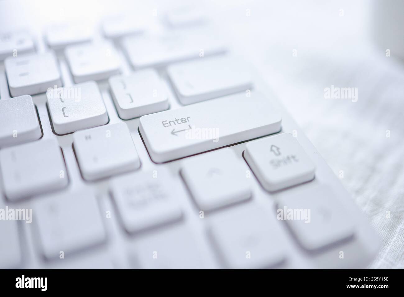 Mains de femme d'affaires Index doigt appuyant sur le bouton entrée sur le clavier de l'ordinateur Banque D'Images