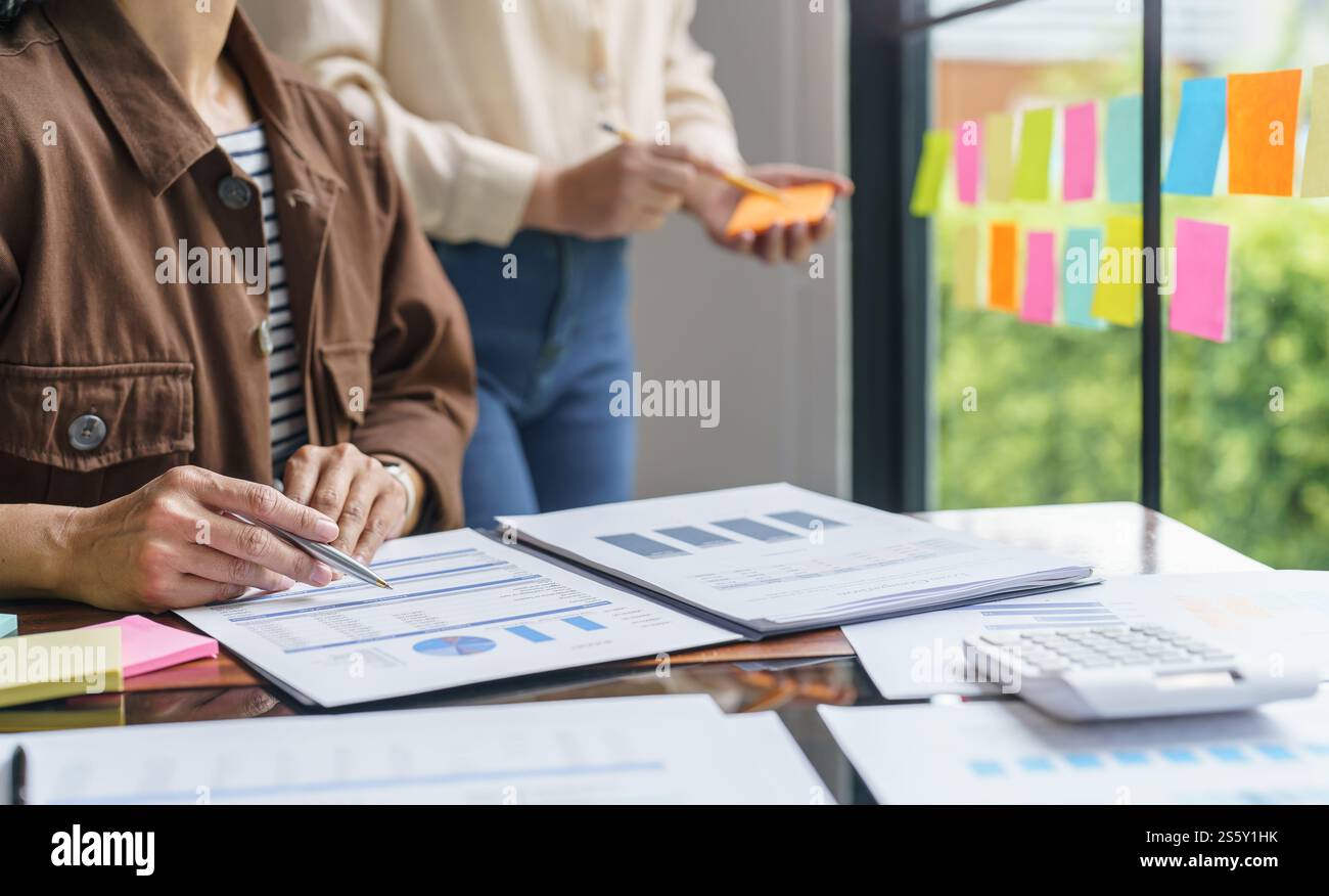 Les gens d'affaires travaillant sur des notes adhésives écrivant des idées créatives sur des notes post-it investisseur professionnel start-up entreprise de projet Banque D'Images