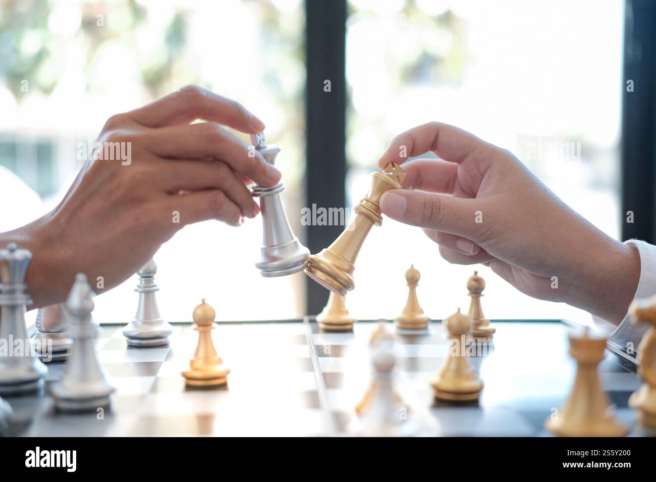 Businessman jouer avec jeu d'échecs. Succès de concept de gestion stratégie d'entreprise et défi tactique Banque D'Images