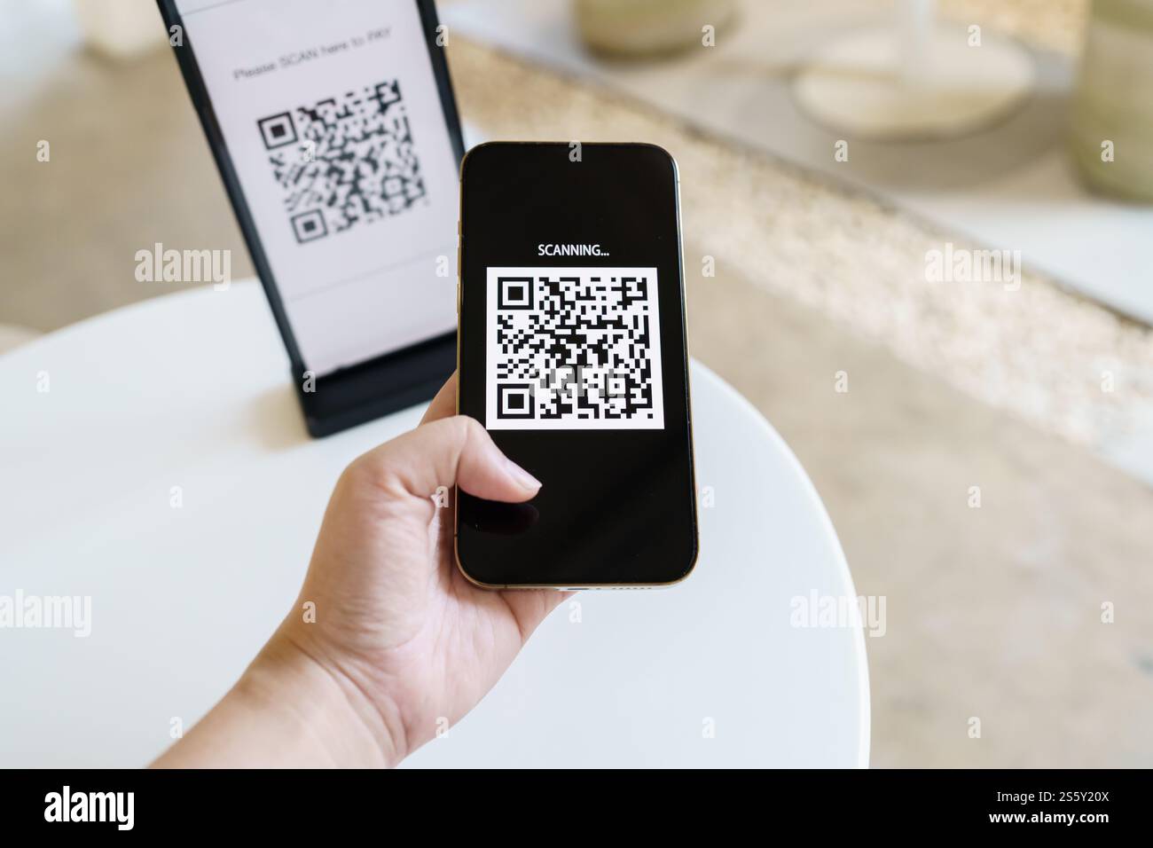 Paiement par code QR. E portefeuille. Man scan tag accepté générer paiement numérique sans argent.scan code QR en ligne shopping paiement sans espèces et Banque D'Images