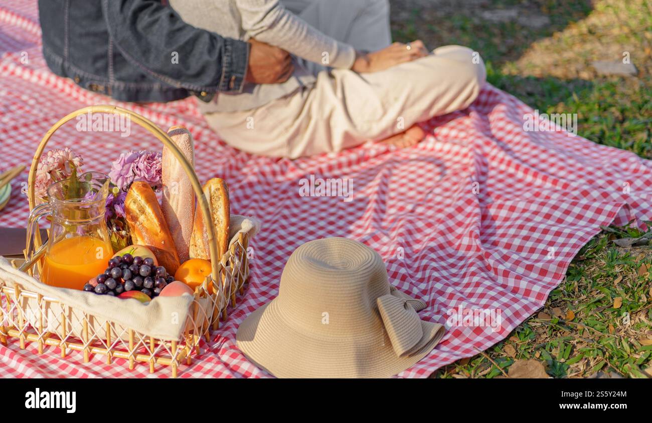 Déjeuner pique-nique repas à l'extérieur du parc avec panier de pique-nique alimentaire. profitez de l'heure de pique-nique dans la nature du parc à l'extérieur Banque D'Images