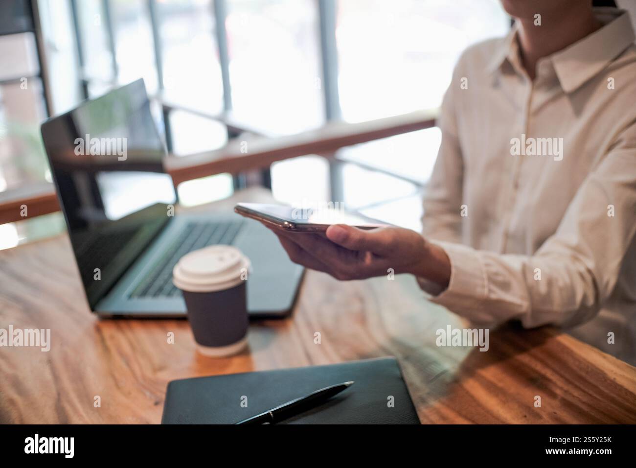 Paiement par code QR. Femme scannant le code QR concept de technologie Cashless d'achat en ligne Banque D'Images