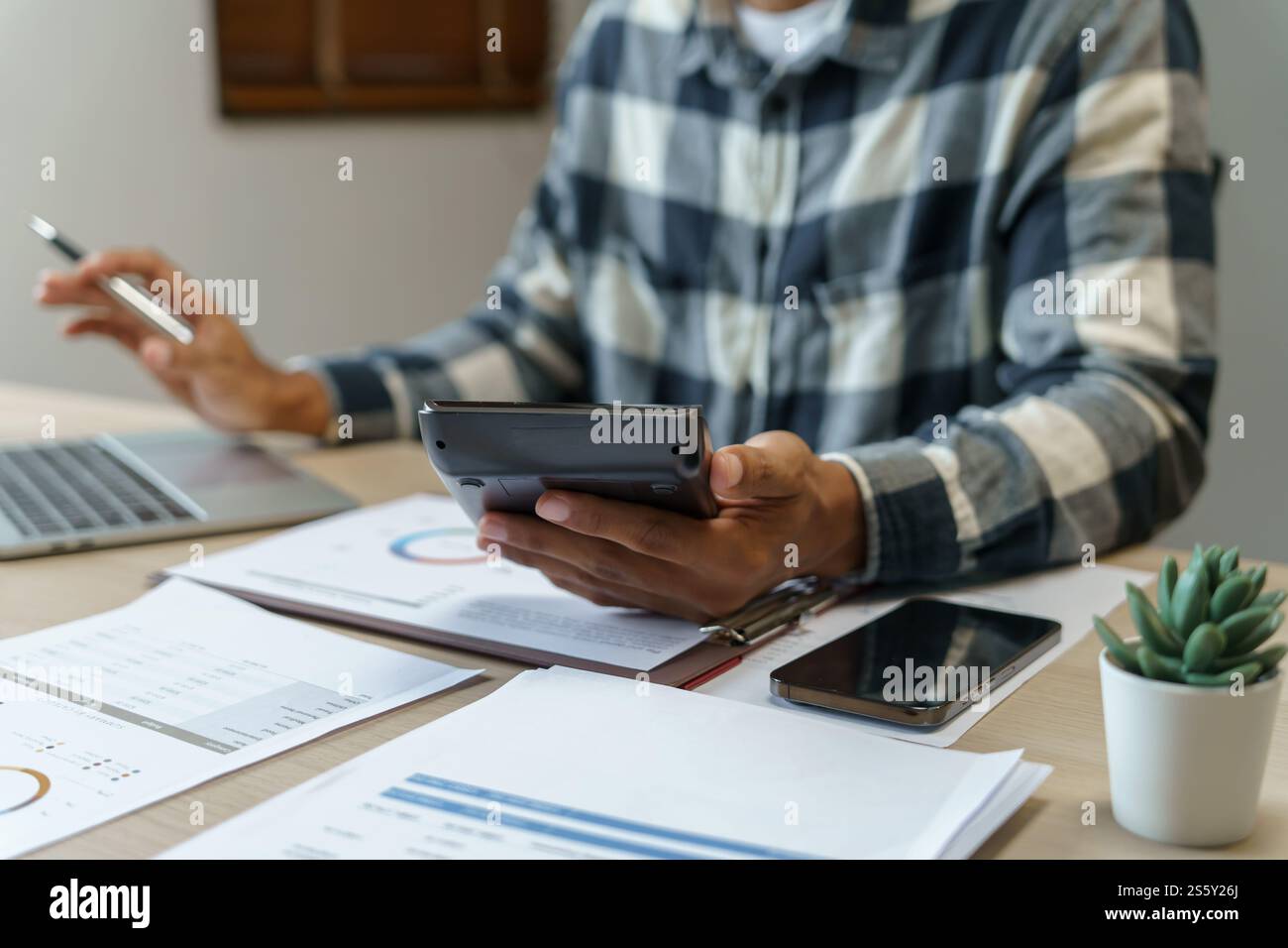 Comptabilité des petites entreprises Businesswoman Accountant vérifier la croissance des affaires avec la calculatrice. Concept comptable Banque D'Images