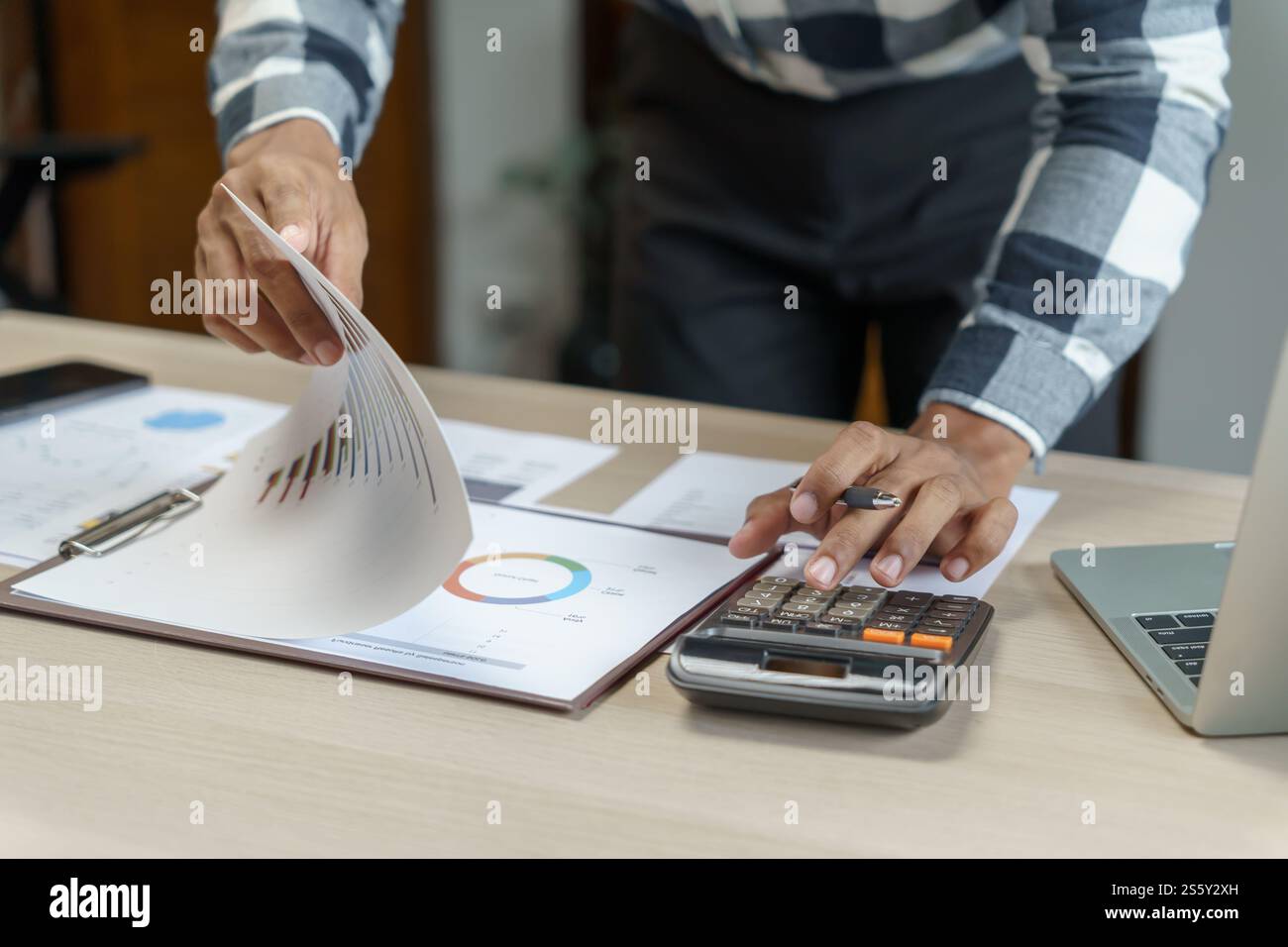 Comptabilité des petites entreprises Businesswoman Accountant vérifier la croissance des affaires avec la calculatrice. Concept comptable Banque D'Images