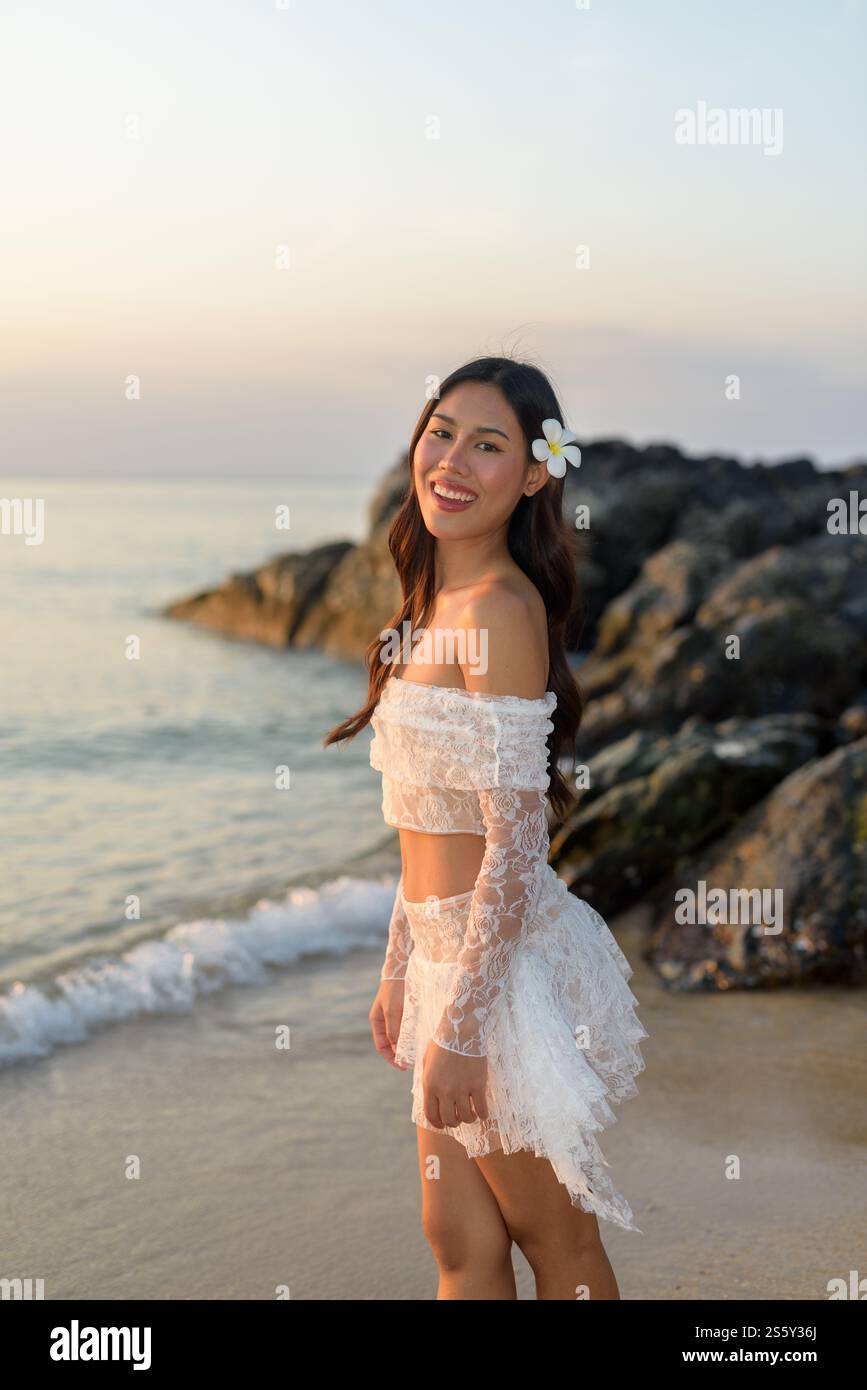 Belle jeune femme thaïlandaise heureuse à Tropical Beach pendant le coucher du soleil Banque D'Images