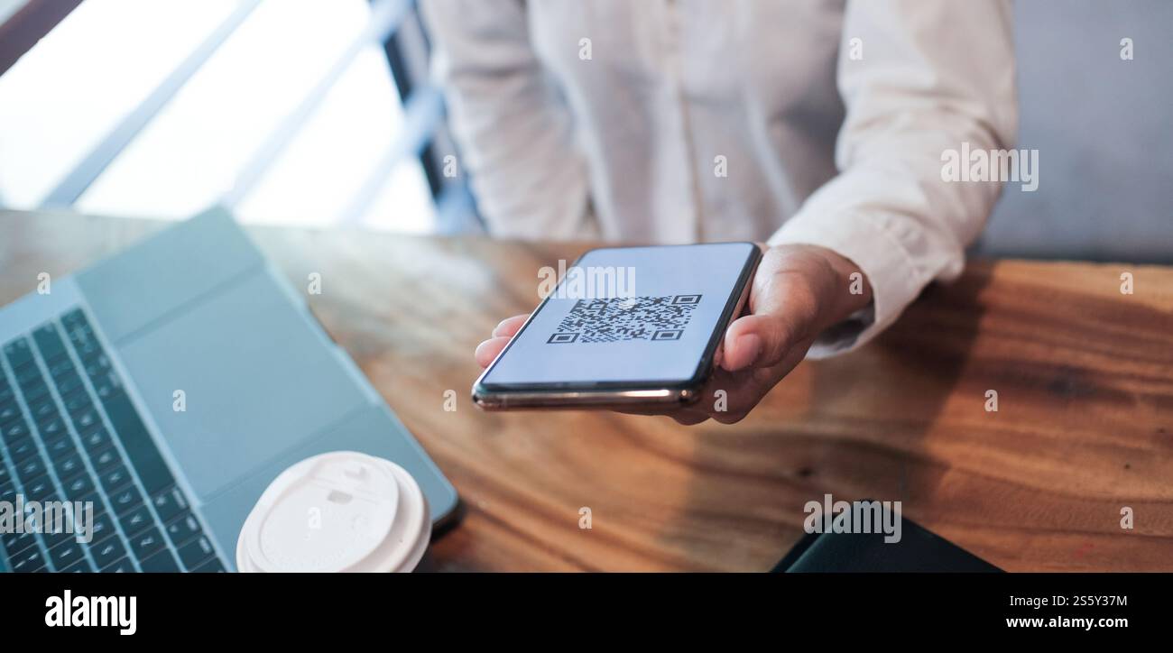 Paiement par code QR. Femme scannant le code QR concept de technologie Cashless d'achat en ligne Banque D'Images