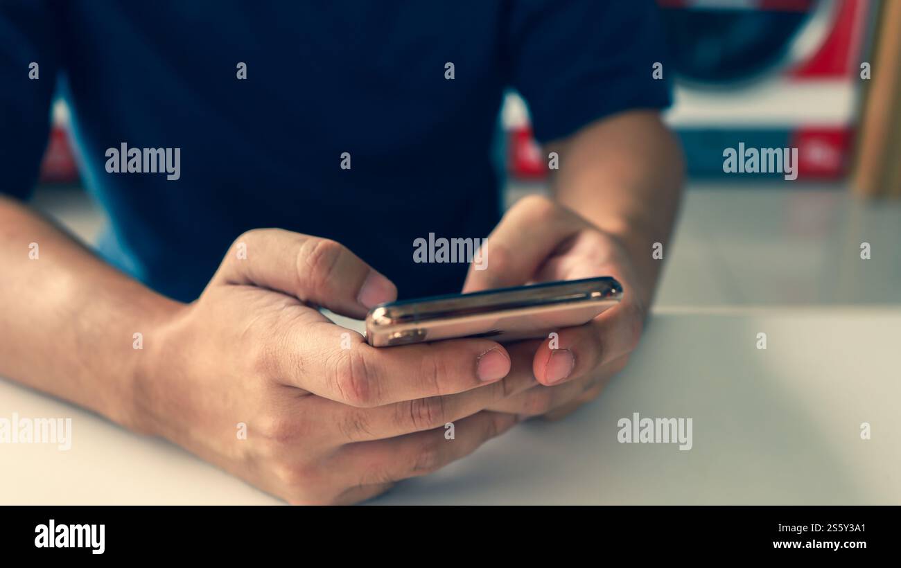 Mains tenant des appareils mobiles de travail de téléphone cellulaire. concept de commerce électronique de la technologie de téléphone intelligent Banque D'Images