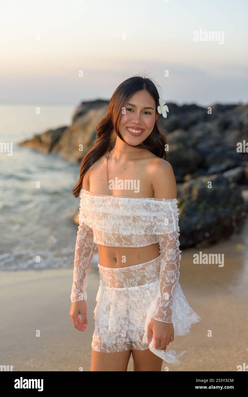 Belle jeune femme thaïlandaise heureuse à Tropical Beach pendant le coucher du soleil Banque D'Images
