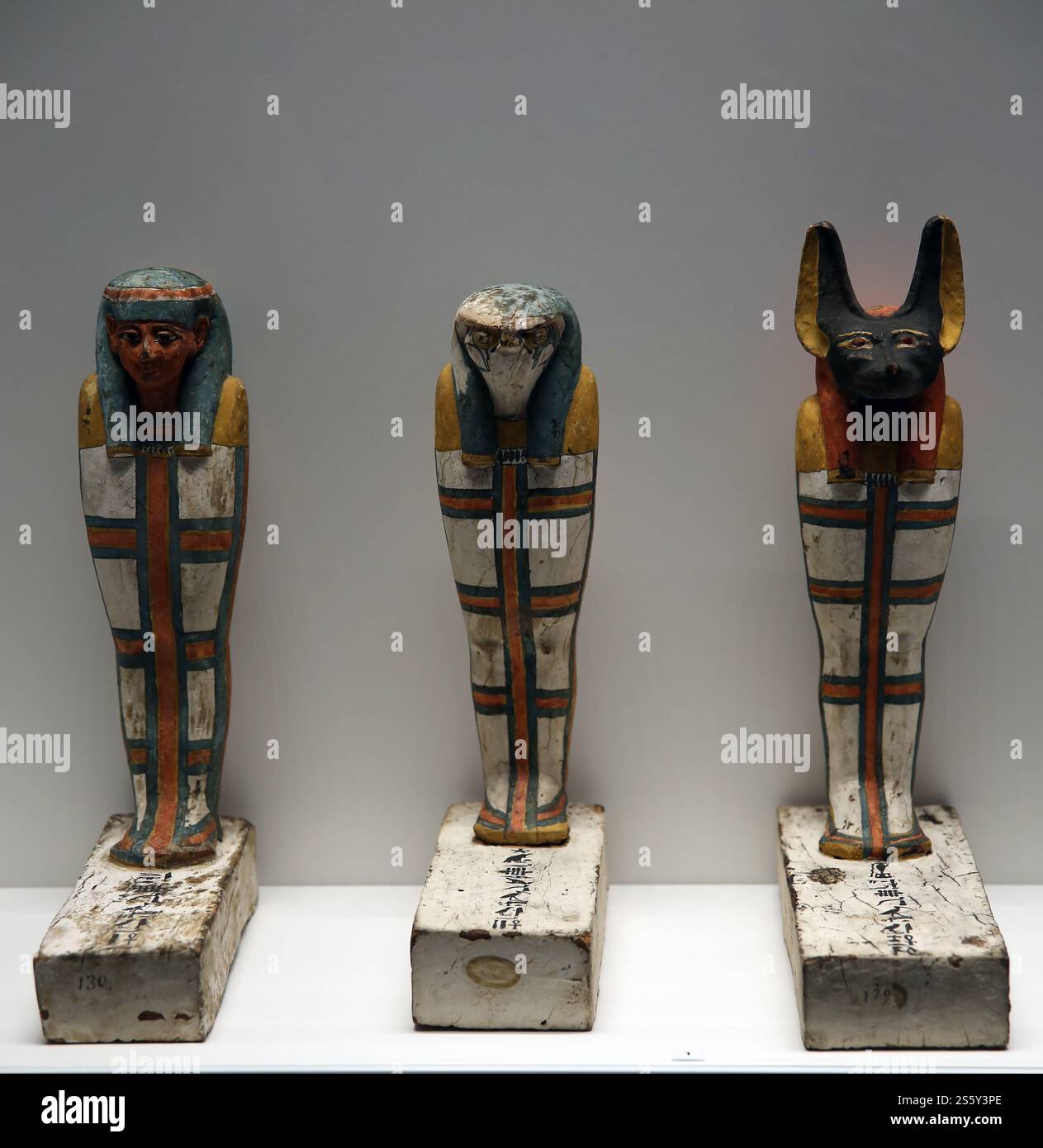 Statuettes représentant les quatre fils des heures. De gauche à droite : Imsety, Qebehsenuef, Duamutef, Hapy. Bois. Période tardive (664-332 BCE). Provenance inconnue. Egyp Banque D'Images