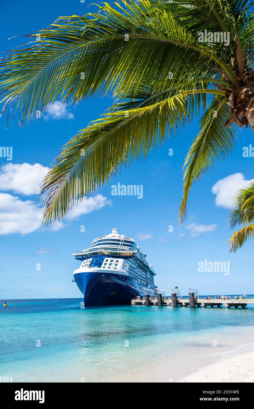 Grand Turk, Turks and Caicos - 20 novembre 2024 : Celebrity Cruises bateau dans le port de Grand Turk près de la plage. Banque D'Images