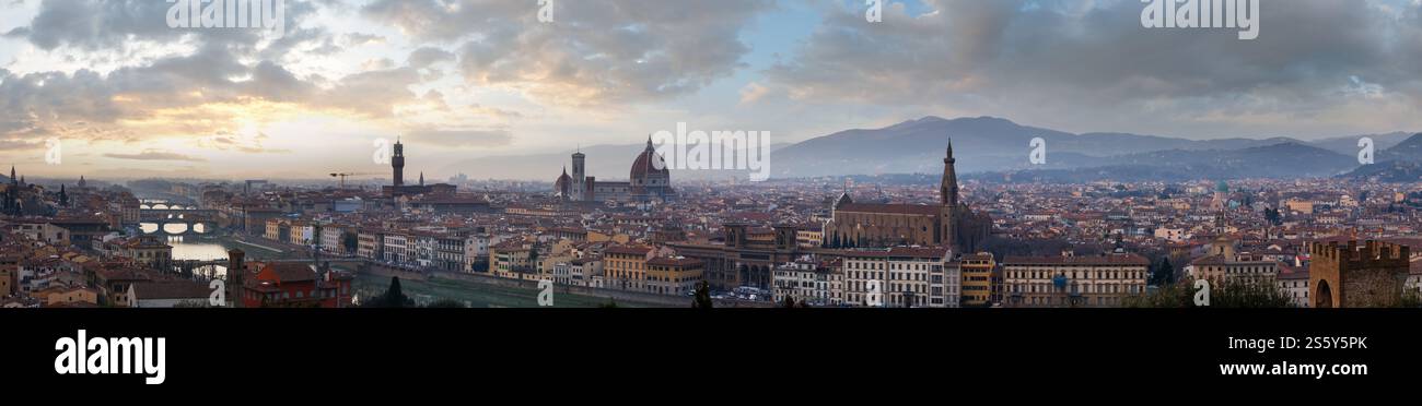 La ville de Florence du soir Vue de dessus (Italie, Toscane) sur le fleuve Arno.Panorama.Tous les gens sont méconnaissables. Banque D'Images