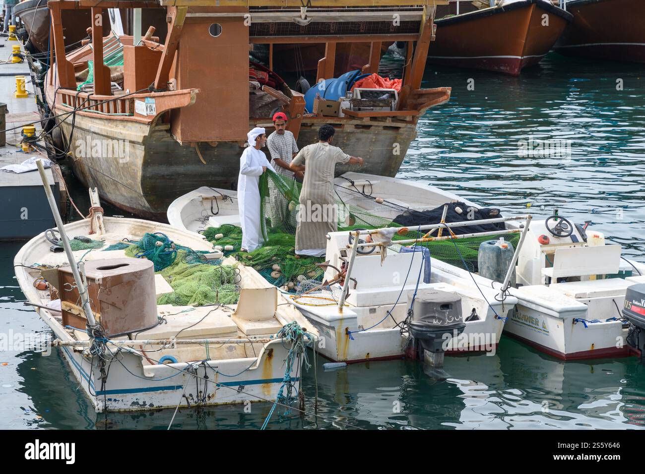 Khasab, Oman - 1er janvier 2025 : les pêcheurs omanais préparent diligemment leurs filets de pêche près du port, capturant l'essence de l maritime traditionnelle Banque D'Images