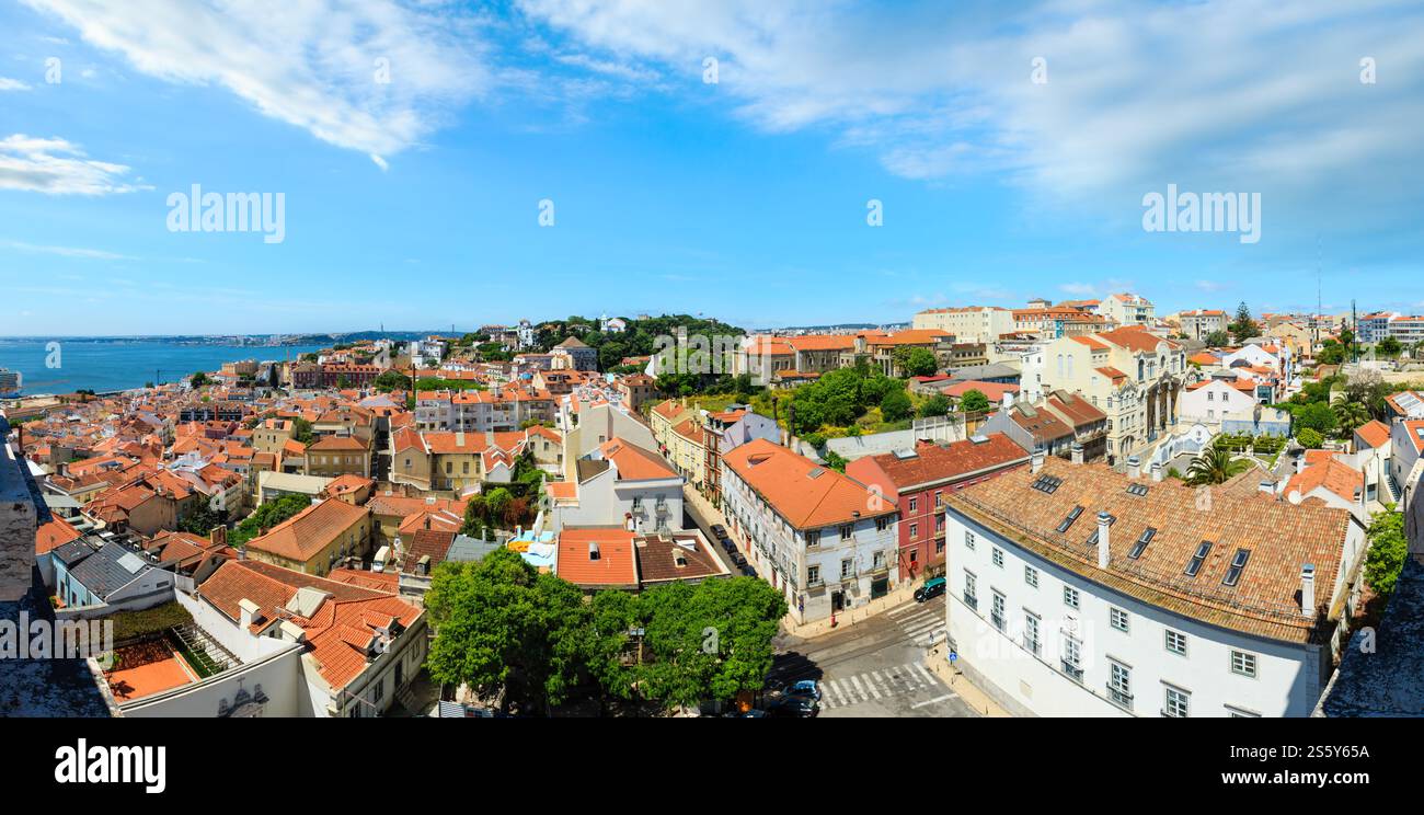 Sur la mer et la ville du toit du monastère à Lisbonne, Portugal. Les gens sont méconnaissables. Banque D'Images