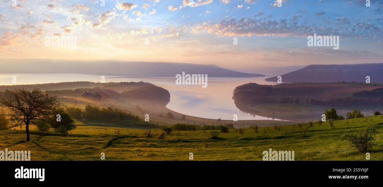 Bakota ( est un site historique submergé par Dnister River Waters Settlement) matin misty Spring panorama (Khmelnytskyi Oblast, Ukraine) Banque D'Images