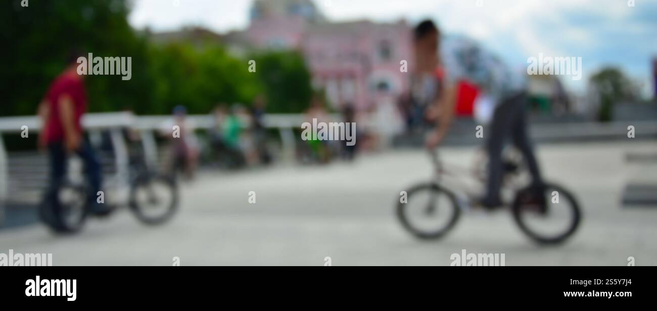 Image défocased de beaucoup de gens avec des vélos bmx. Rencontre des fans de sports extrêmes Banque D'Images Image défocased de beaucoup de gens avec des vélos bmx. Rencontre des fans de sports extrêmes Banque D'Images