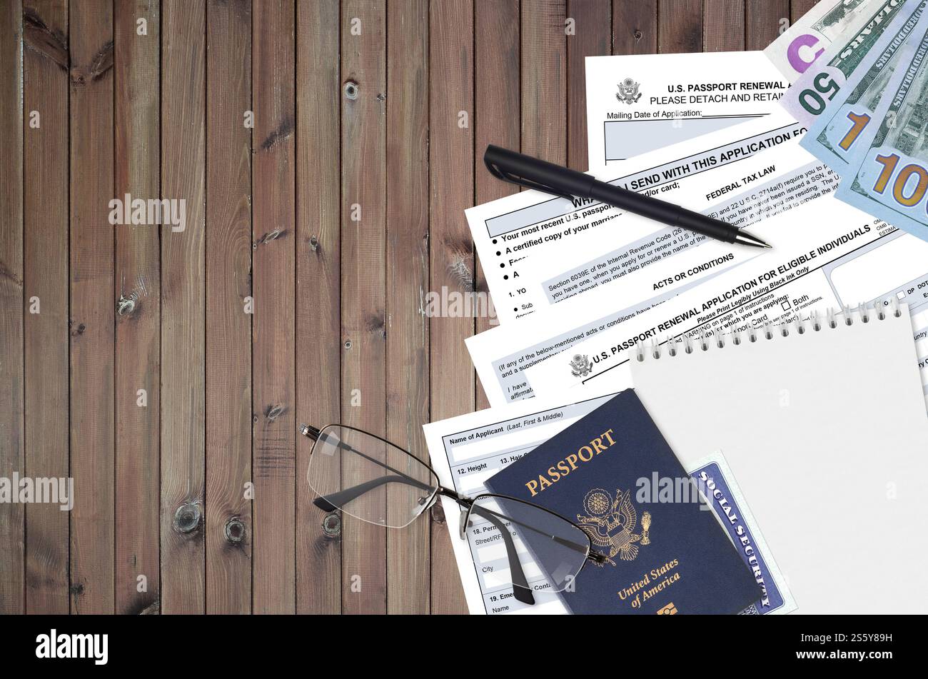 Le formulaire DS82 du ministère d'État américain de renouvellement de passeport pour les personnes admissibles est sur la table et prêt à être rempli. Documents administratifs pendant les opérations Banque D'Images