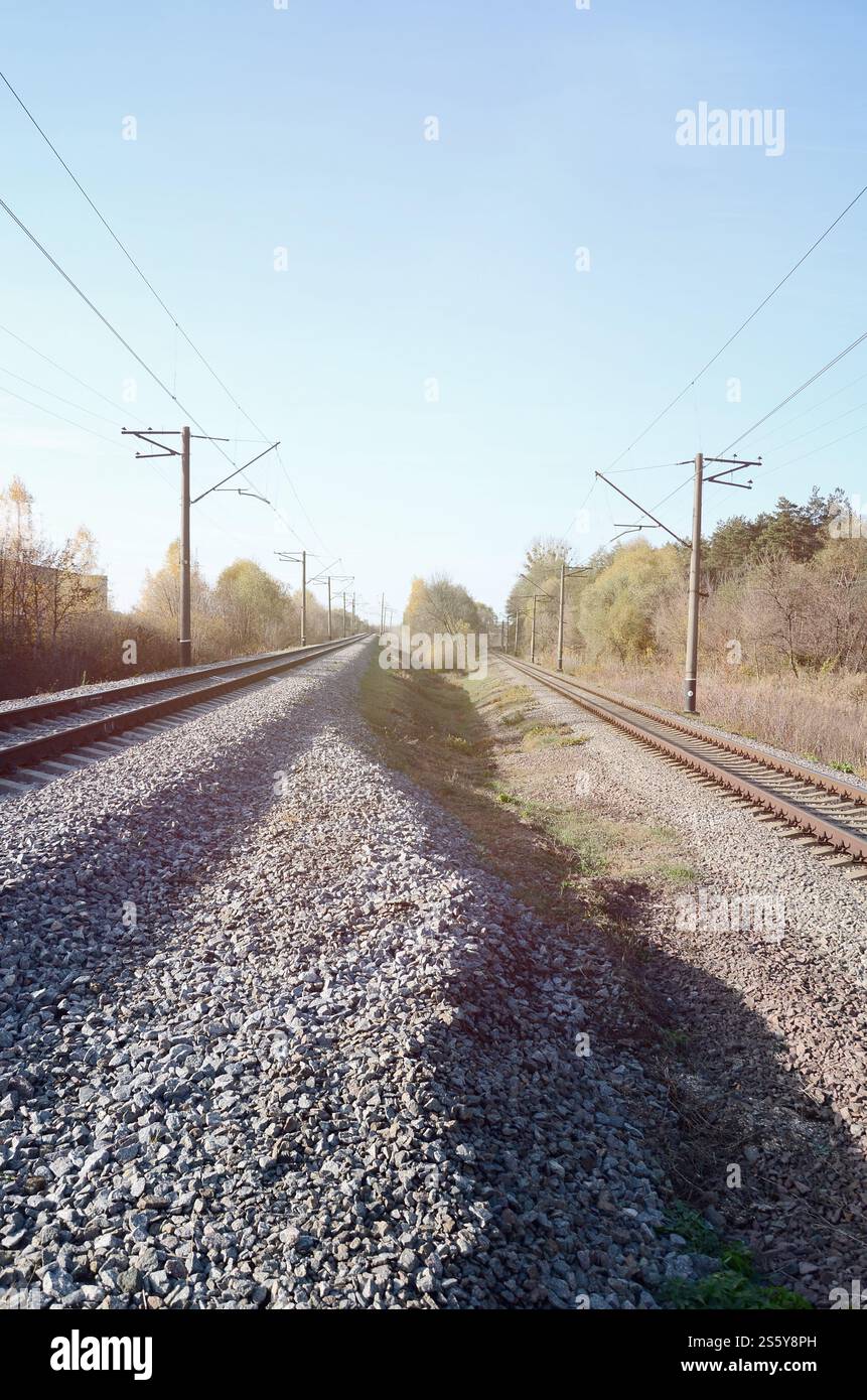 Automne paysage industriel. Dans la distance de recul de fer parmi les arbres d'automne jaune et vert Banque D'Images