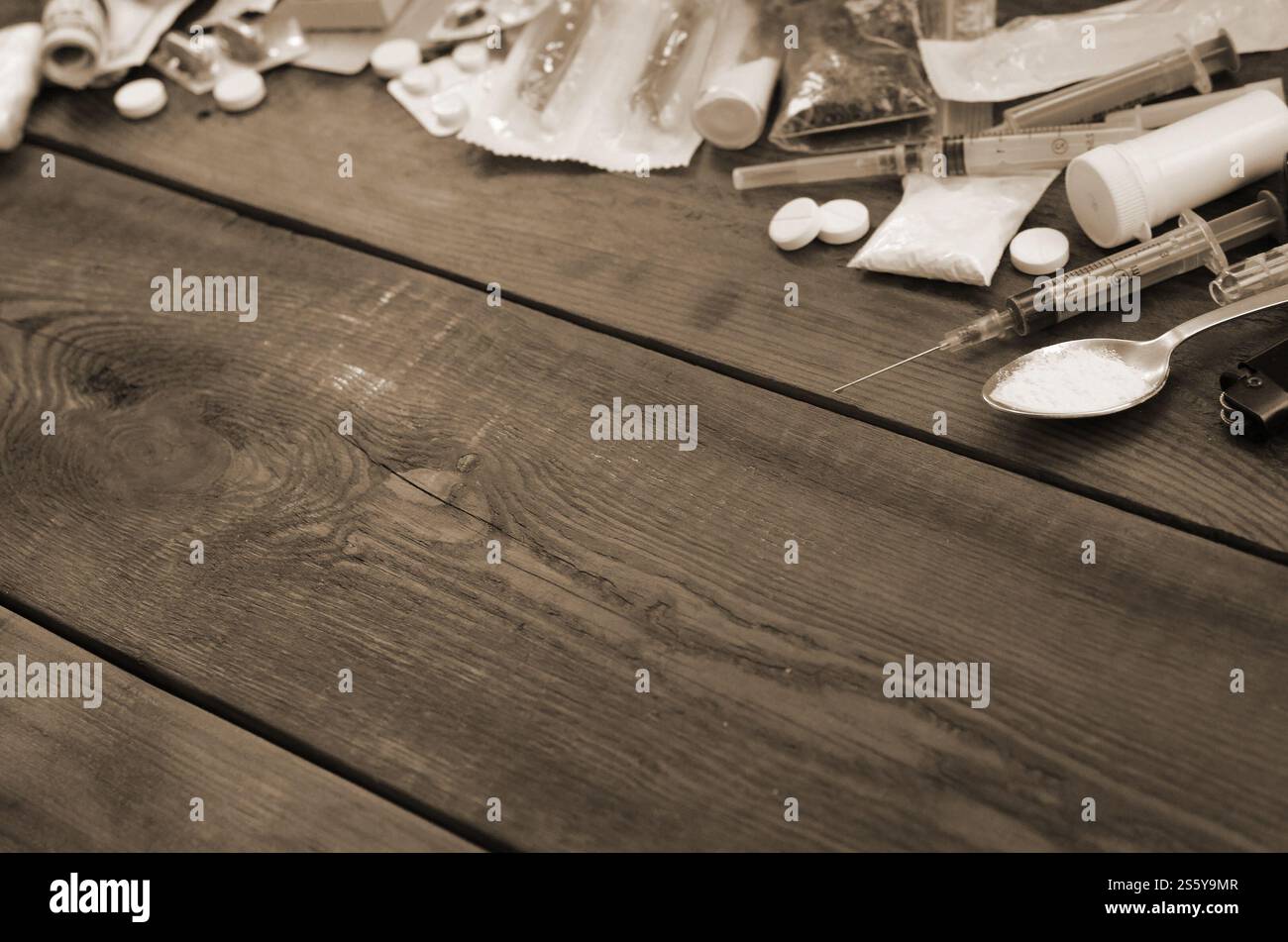 Beaucoup de substances narcotiques et de dispositifs pour la préparation de médicaments reposent sur une vieille table en bois. Trucs de trafiquants de drogue. Héroïne et méthamphétamine dans Banque D'Images