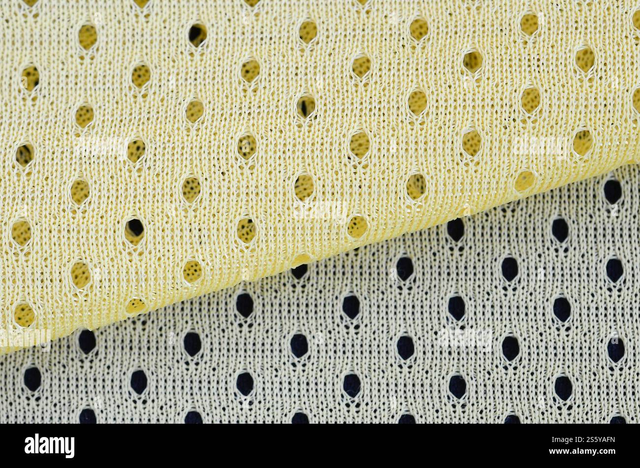 Fond de modèle textile de tissu de tissu de sport de maille jaune. Couleur jaune maillot de football vêtements tissu texture vêtements de sport. Poreux respirant Banque D'Images
