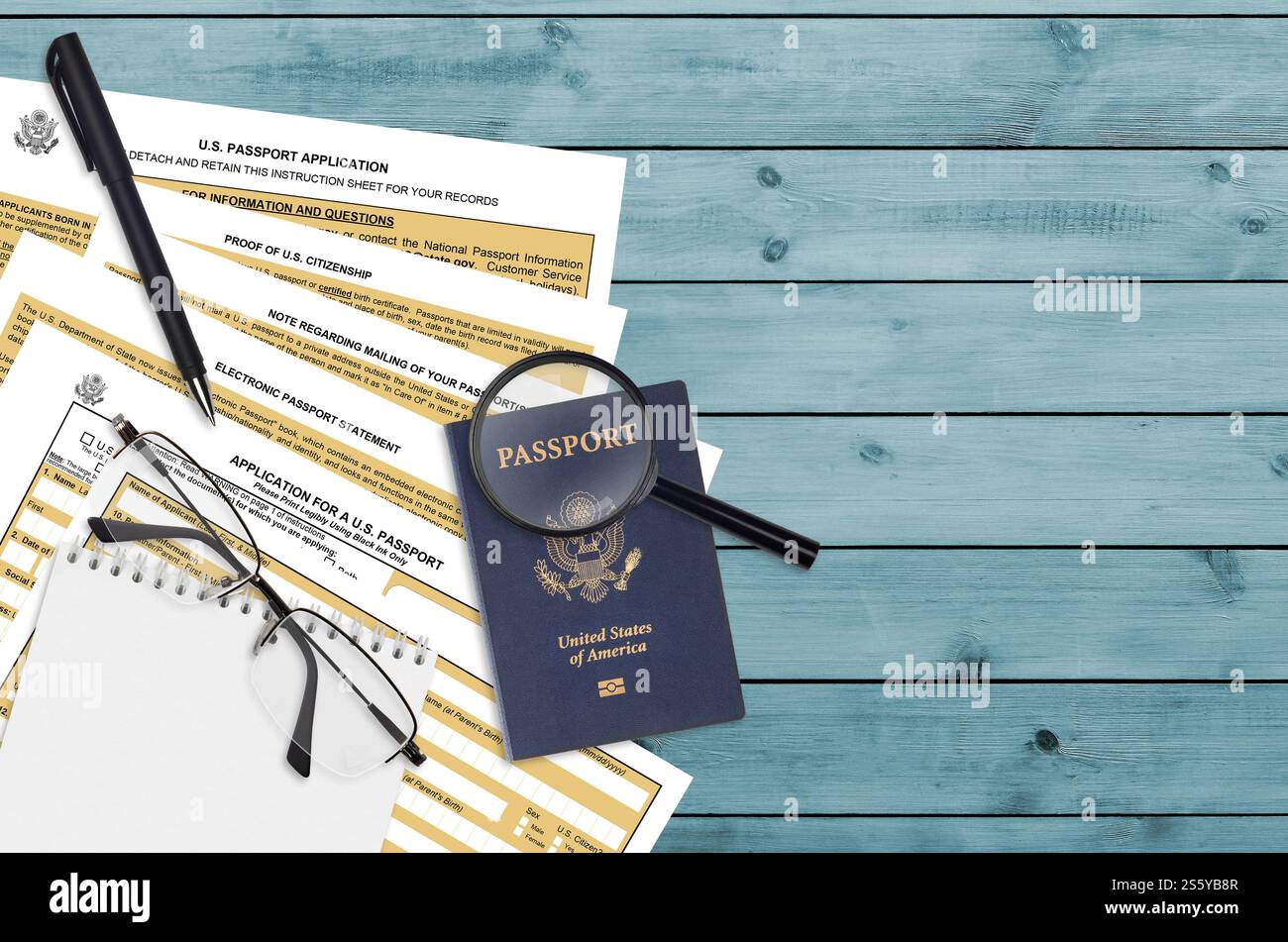 Formulaire DS11 du Département d'État demande de passeport américain est sur table et prêt à remplir. Paperasserie pendant les opérations avec US Passport concept. Banque D'Images