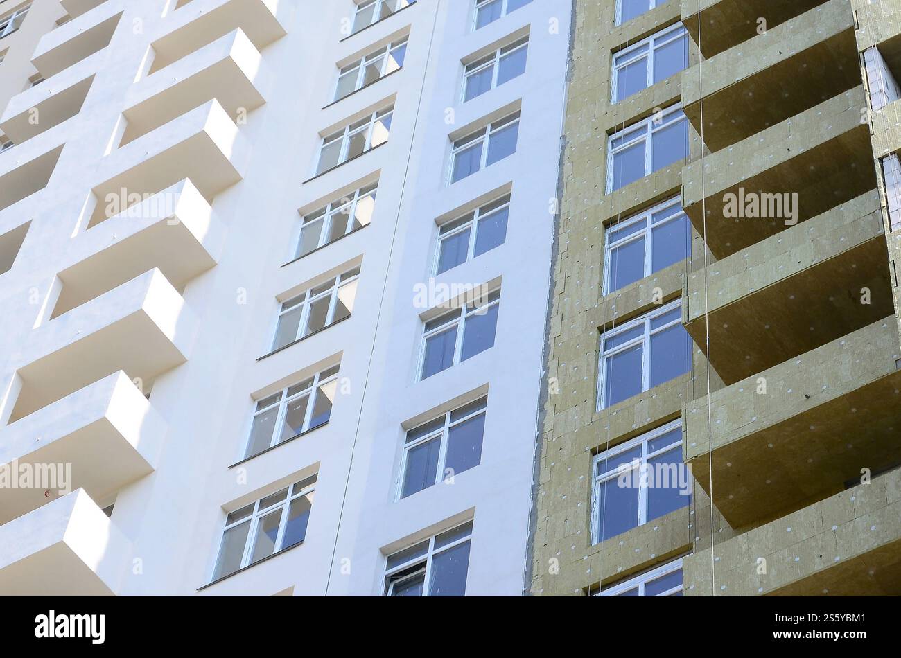 Nouvelle ville résidentielle multi magasin apartement haute façade de maison de bâtiment en construction. Façade de maison de construction d'appartements résidentiels multi-magasins Banque D'Images