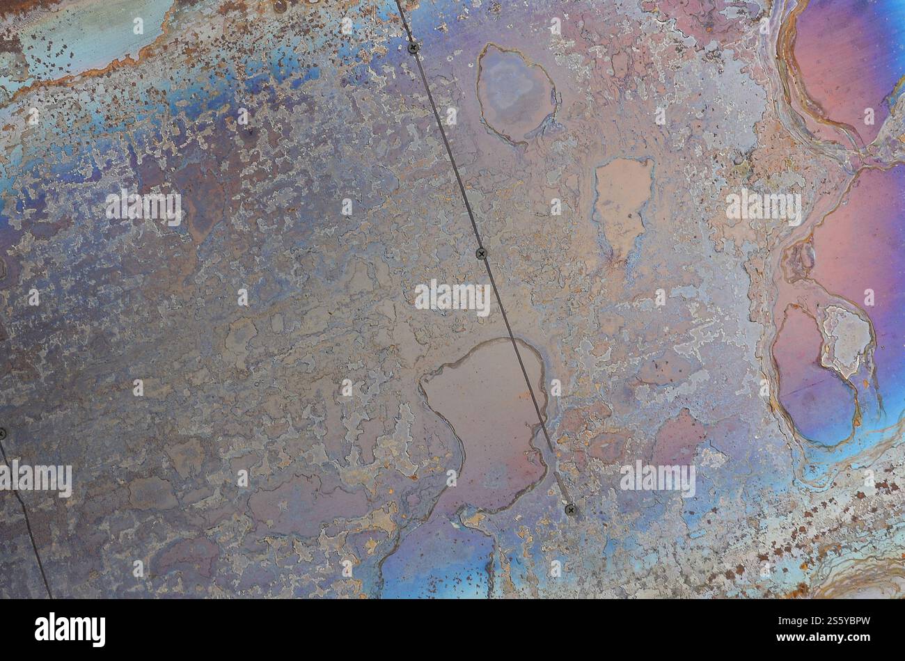 Texture de corrosion abstraite sur la tôle d'acier plaquée cuivre. Motif aléatoire dans les couleurs orange et bleu. Texture de corrosion abstraite sur le cuivre Banque D'Images