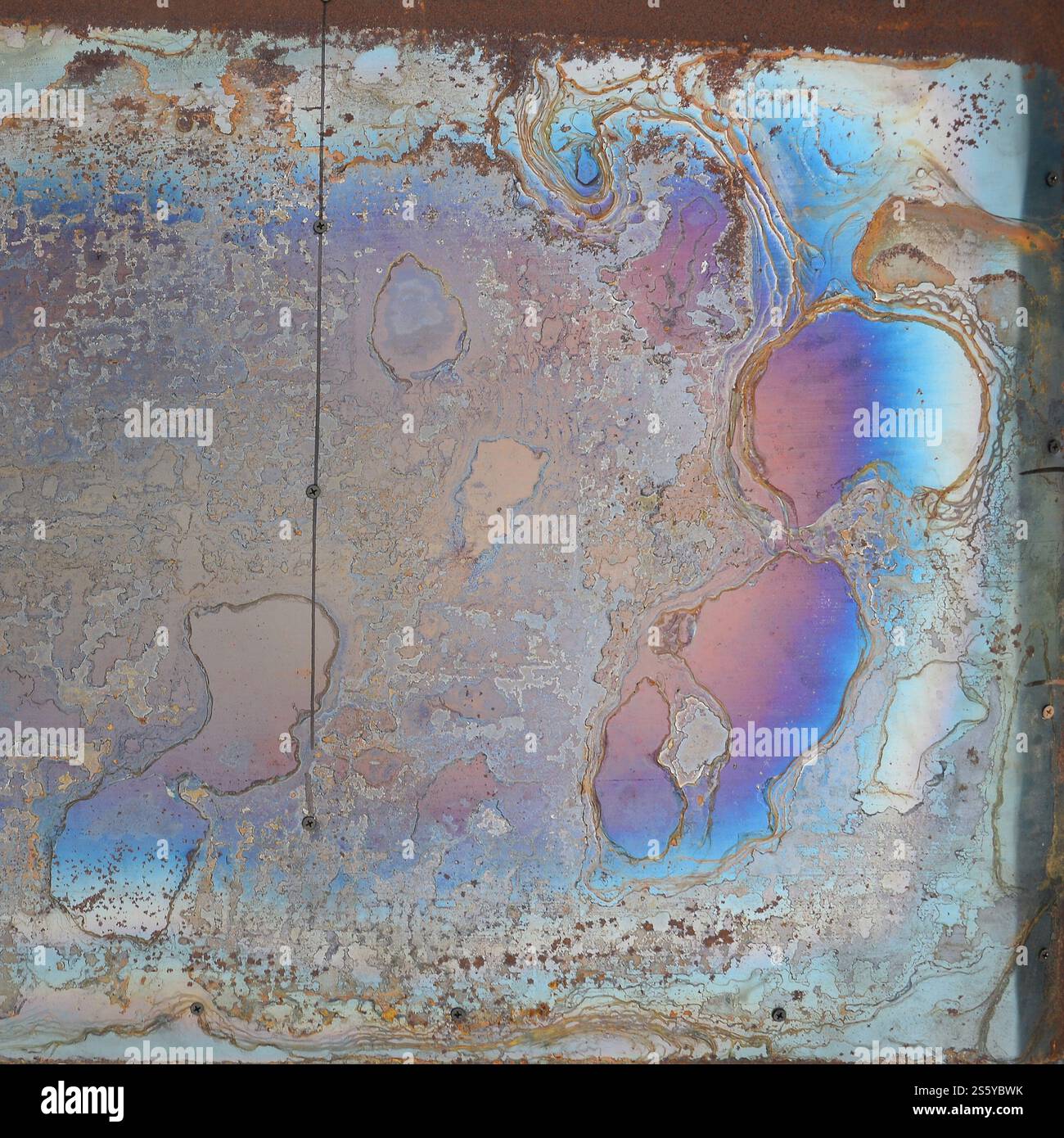 Texture de corrosion abstraite sur la tôle d'acier plaquée cuivre. Motif aléatoire dans les couleurs orange et bleu. Texture de corrosion abstraite sur le cuivre Banque D'Images