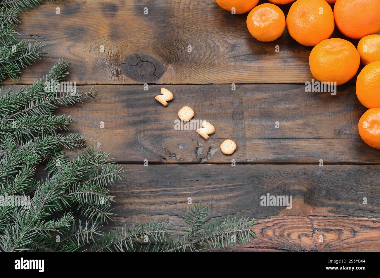 Carte de vacances de Noël avec mandarines, craquelin 2020 chiffres et branches de sapin avec espace de copie. Vue de dessus, pose à plat. Mandarines, craquelins 2020 chiffres et Banque D'Images