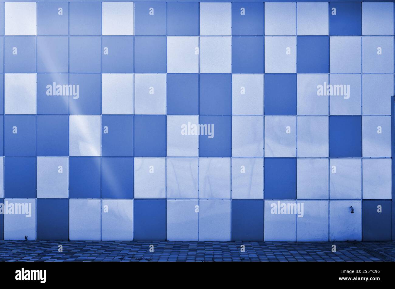 La texture de la paroi métallique, encadrée sous la forme de carrés colorés. Conception murale moderne pour l'extérieur des immeubles résidentiels et de bureaux. Banque D'Images