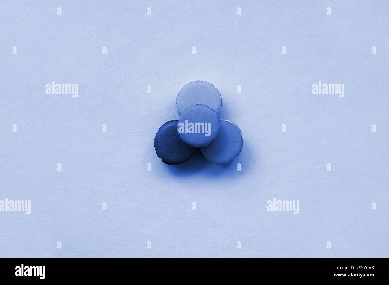 Macaron gâteau dessert ou macaron sur fond de couleur bleu classique fantôme. Biscuits colorés savoureux à la mode. Gâteau dessert macaron ou macaron Banque D'Images