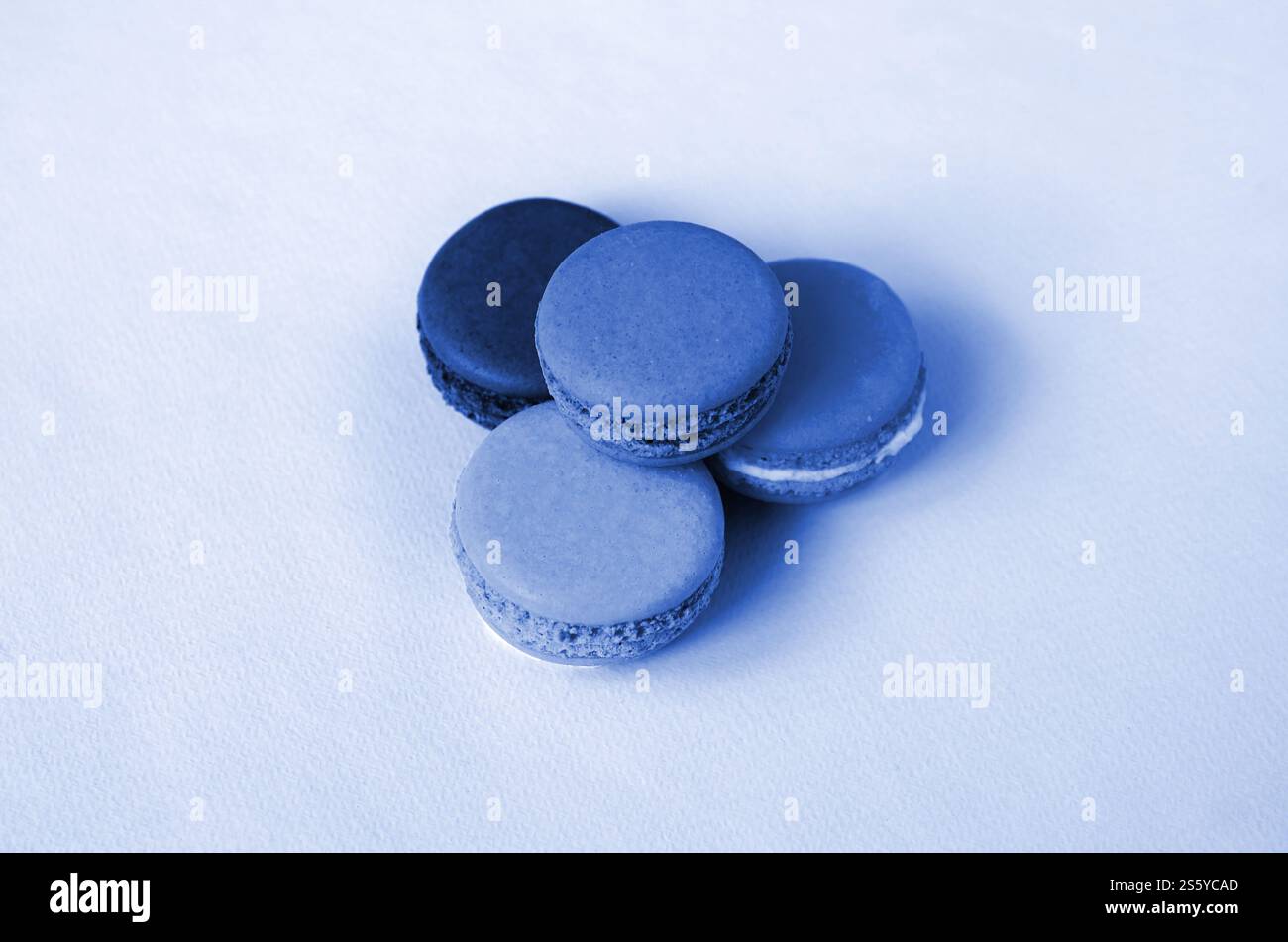 Macaron gâteau dessert ou macaron sur fond de couleur bleu classique fantôme. Biscuits colorés savoureux à la mode. Gâteau dessert macaron ou macaron Banque D'Images