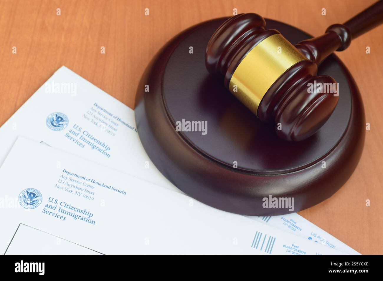Justice Mallet et enveloppes du ministère de la sécurité intérieure, U.S. Citizenship and Immigration services USCIS Close Up. Justice Mallet et Banque D'Images