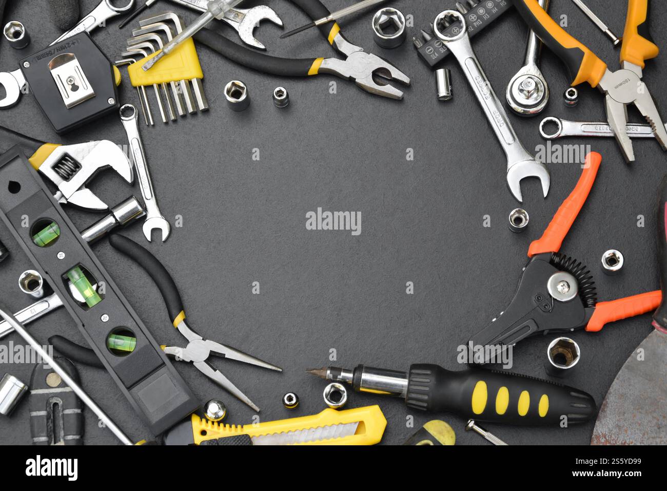 Trousse à outils Handyman sur table en bois noir avec espace de copie. De nombreuses clés et tournevis, pilers et autres outils pour tout type de réparation ou Banque D'Images