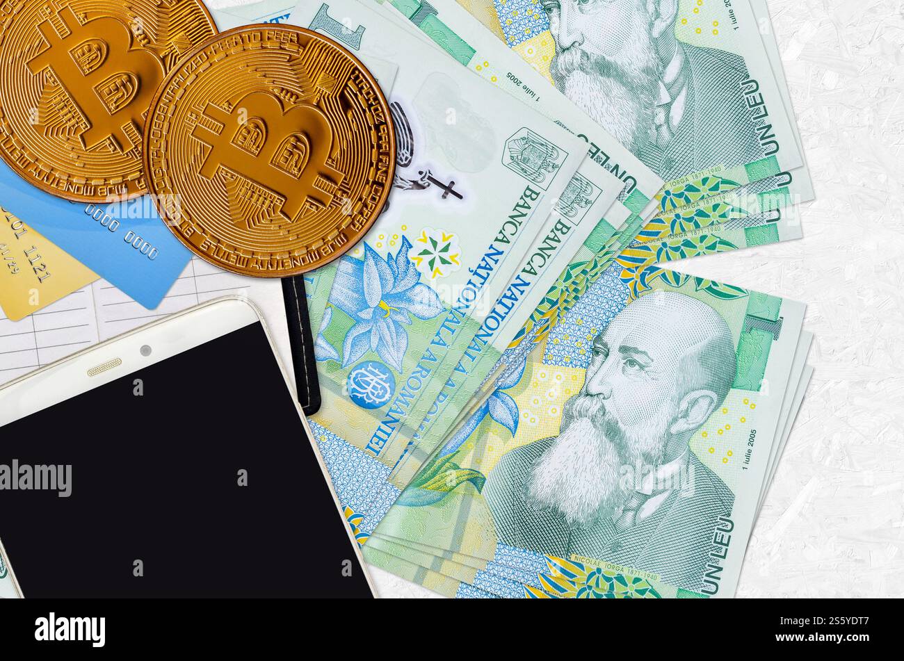 1 billets de leu roumains et bitcoins dorés avec smartphone et cartes de crédit. Concept d'investissement en crypto-monnaie. Crypto-minage ou transactions de trading. Banque D'Images