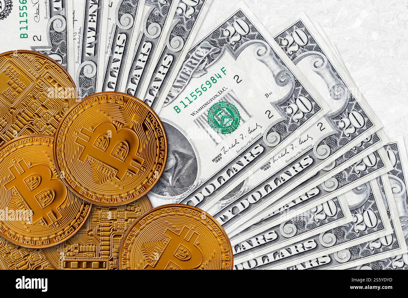 Billets de 20 dollars américains et bitcoins d'or. Concept d'investissement en crypto-monnaie. Crypto-minage ou transactions de trading. Billets de 20 dollars américains et or Banque D'Images