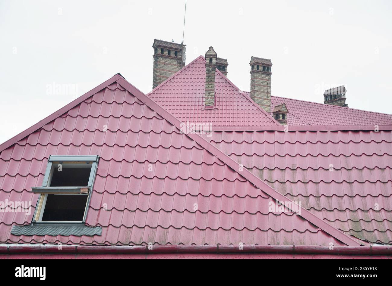 Fragment d'un toit en métal de l'ancien bâtiment de plusieurs étages à Lviv, Ukraine Banque D'Images