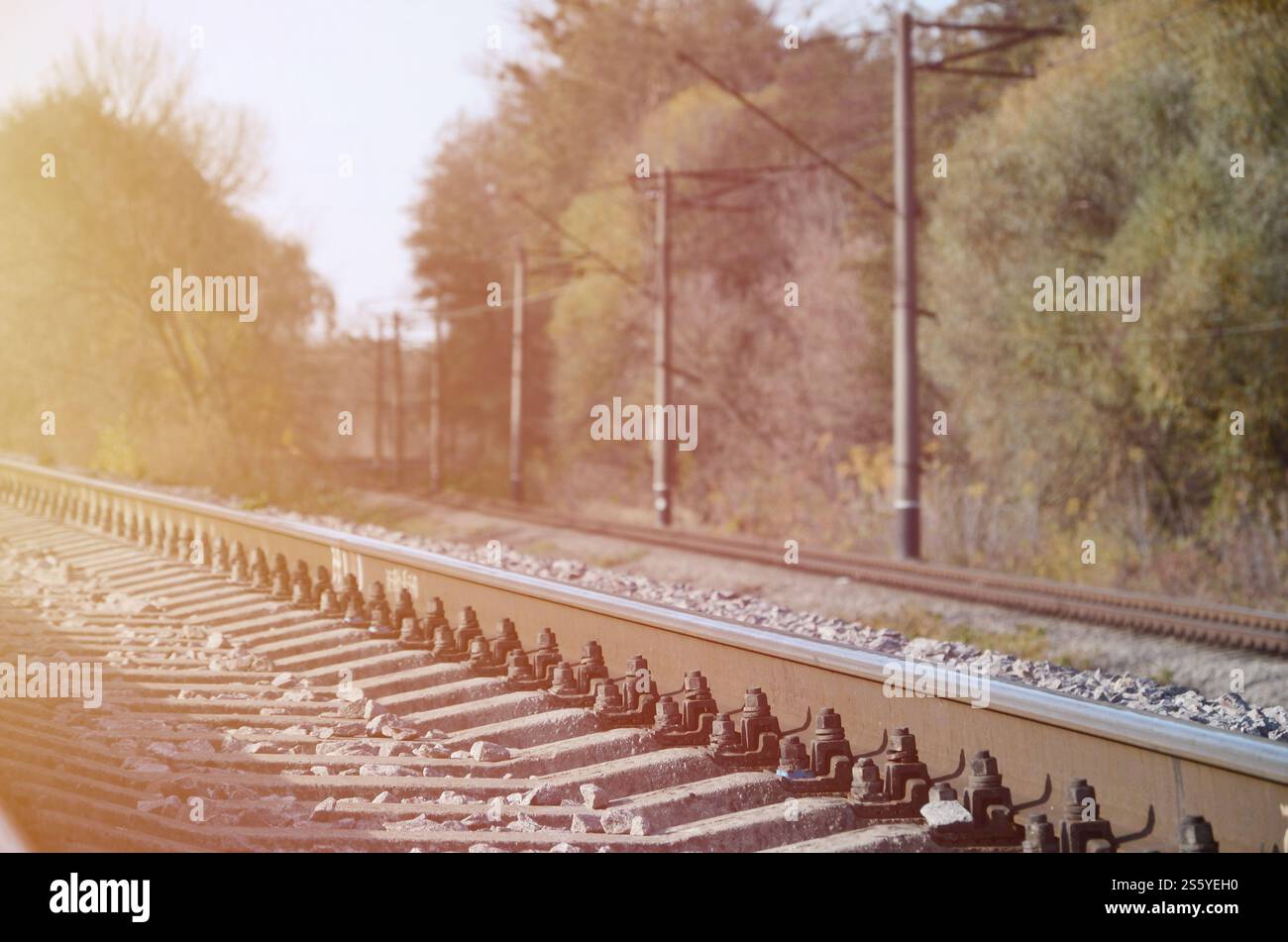 Automne paysage industriel. Dans la distance de recul de fer parmi les arbres d'automne jaune et vert Banque D'Images