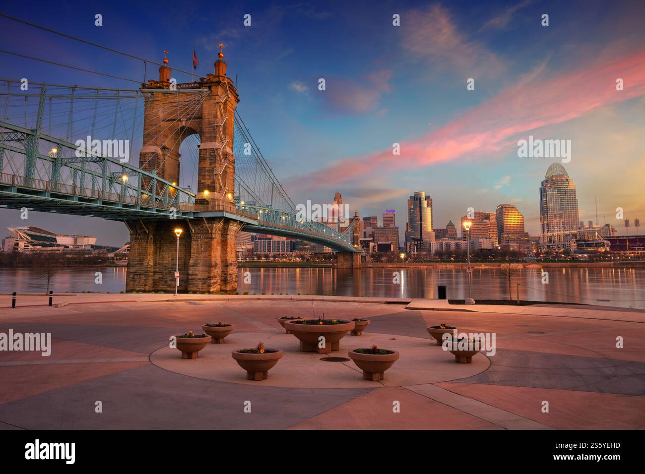 Cincinnati, Ohio, États-Unis. Image de paysage urbain de Cincinnati, Ohio, USA ligne d'horizon du centre-ville avec le pont suspendu John A. Roebling et reflet de la cit Banque D'Images