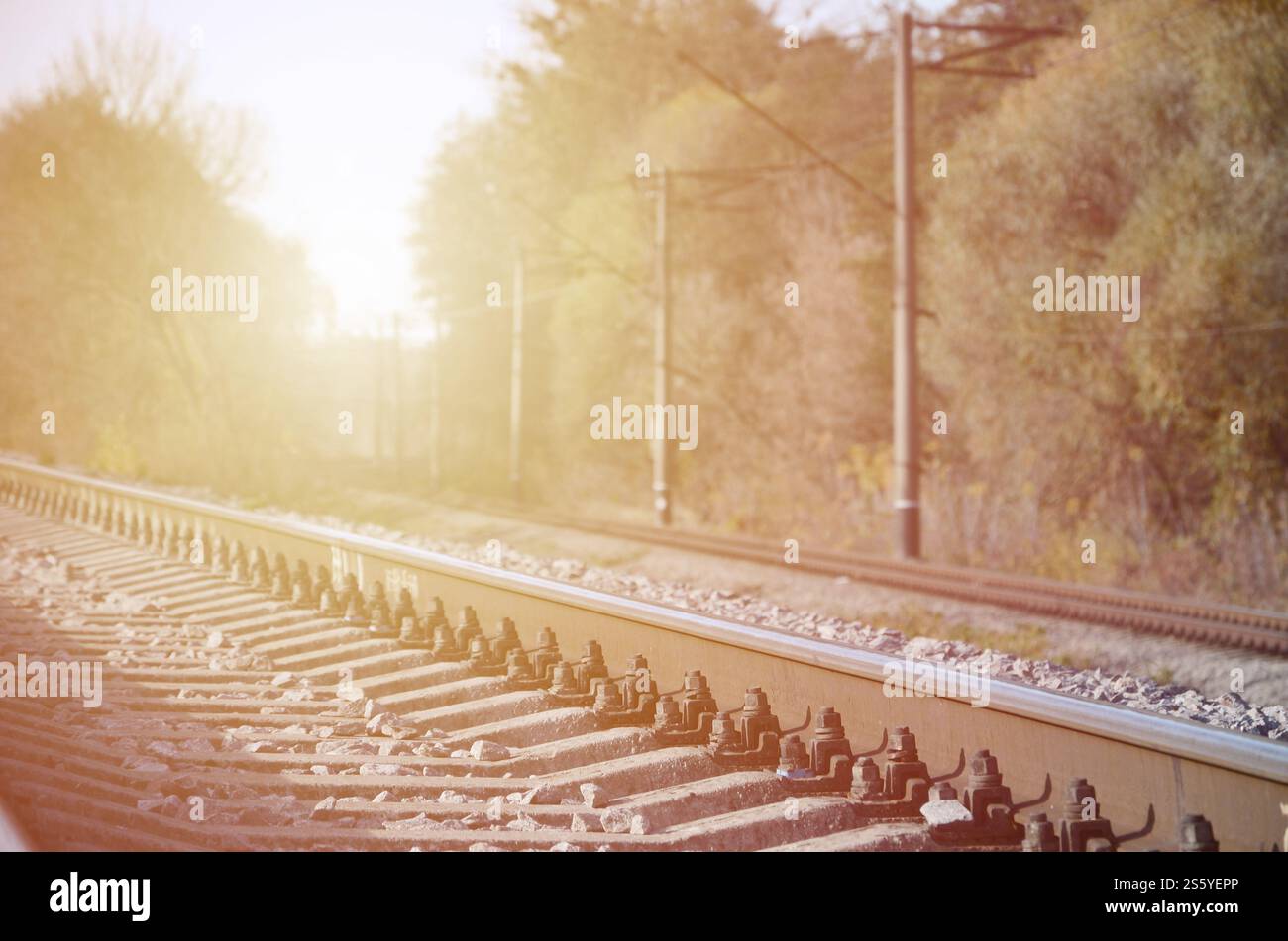 Automne paysage industriel. Dans la distance de recul de fer parmi les arbres d'automne jaune et vert Banque D'Images