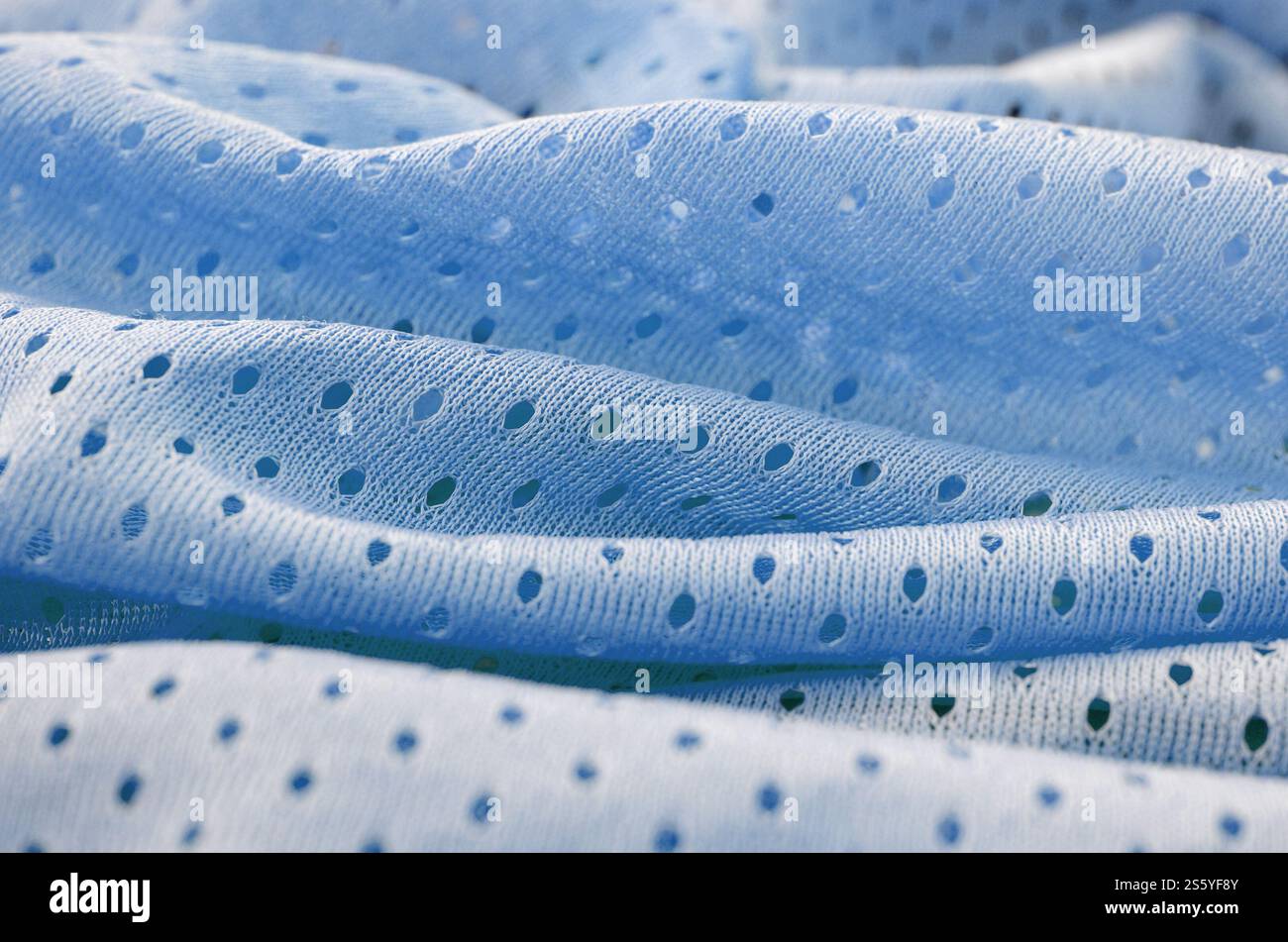Fond de modèle textile de tissu de tissu de sport de maille bleu. Couleur bleue maillot de football vêtements tissu texture vêtements de sport. Porifère poreux respirant Banque D'Images