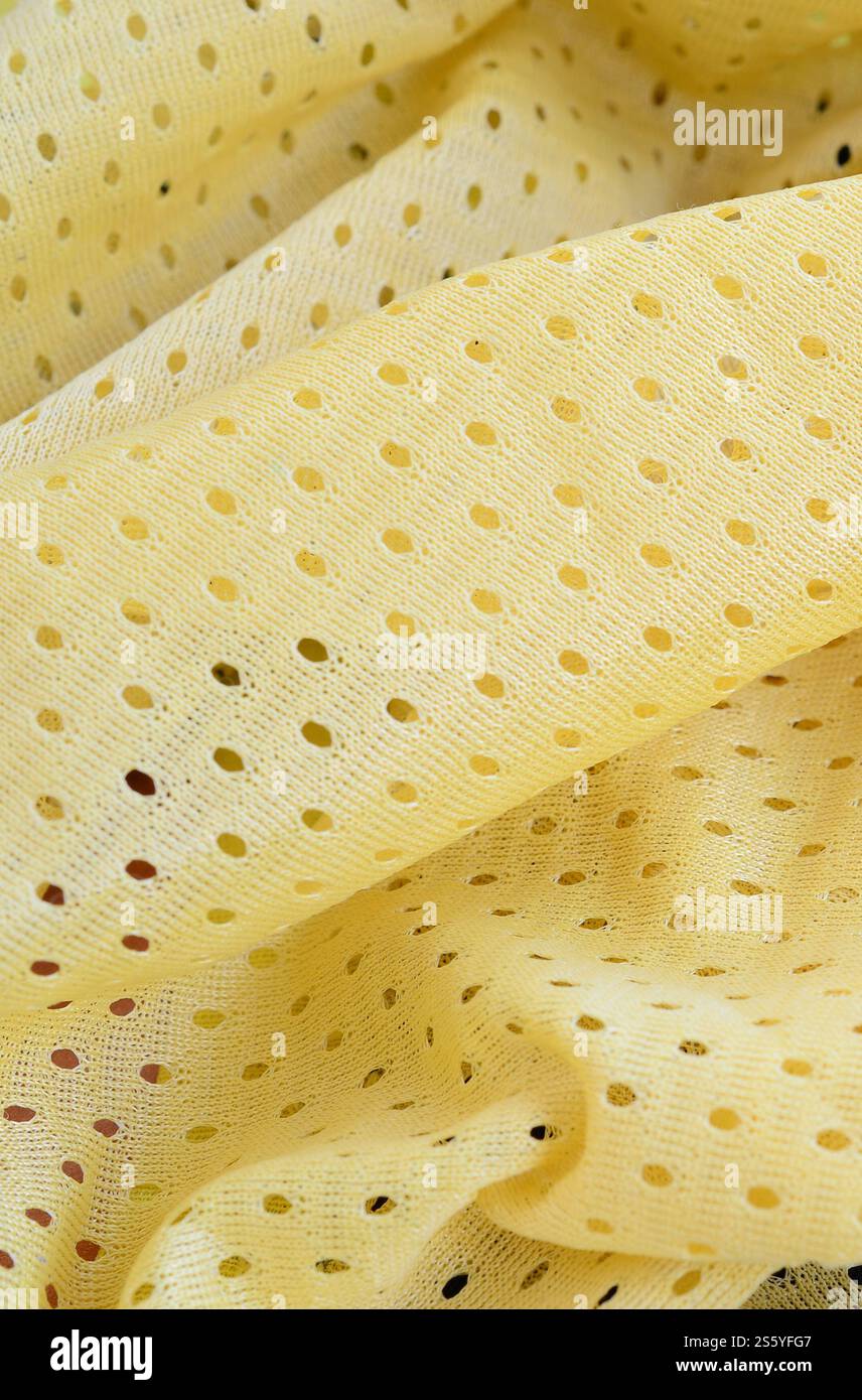Fond de modèle textile de tissu de tissu de sport de maille jaune. Couleur jaune maillot de football vêtements tissu texture vêtements de sport. Poreux respirant Banque D'Images