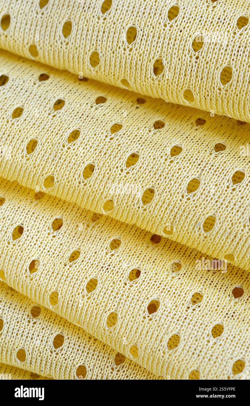 Fond de modèle textile de tissu de tissu de sport de maille jaune. Couleur jaune maillot de football vêtements tissu texture vêtements de sport. Poreux respirant Banque D'Images
