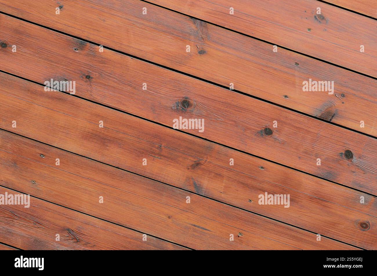 Fond en bois verni de l'extérieur de la cabine. Fond de surface de grain rugueux de planche de grange en bois brun. Fond en bois verni de l'extérieur de la cabine. Banque D'Images