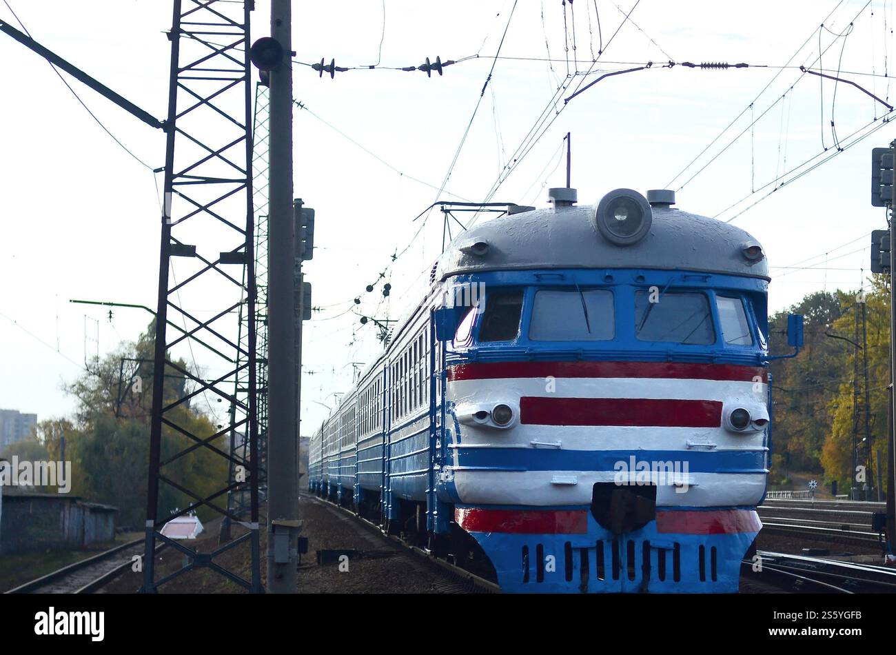 Train électrique de banlieue. Vieux train électrique soviétique avec un design obsolète se déplaçant par rail. Concept de transport. Vieux train électrique soviétique avec Banque D'Images