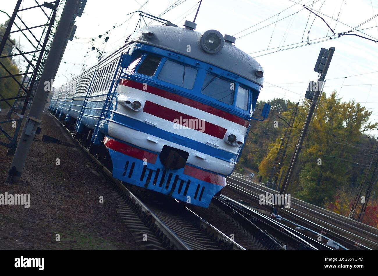 Train électrique de banlieue. Vieux train électrique soviétique avec un design obsolète se déplaçant par rail. Concept de transport. Vieux train électrique soviétique avec Banque D'Images